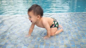 10 Tips Memilih Swim Diapers dan Rekomendasi Mereknya untuk Bayi Berenang