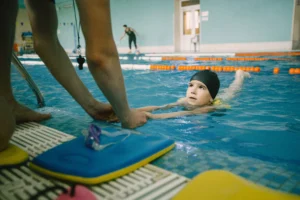 Renang Indoor, Apakah Lebih Aman dan Menyenangkan untuk Si Kecil?